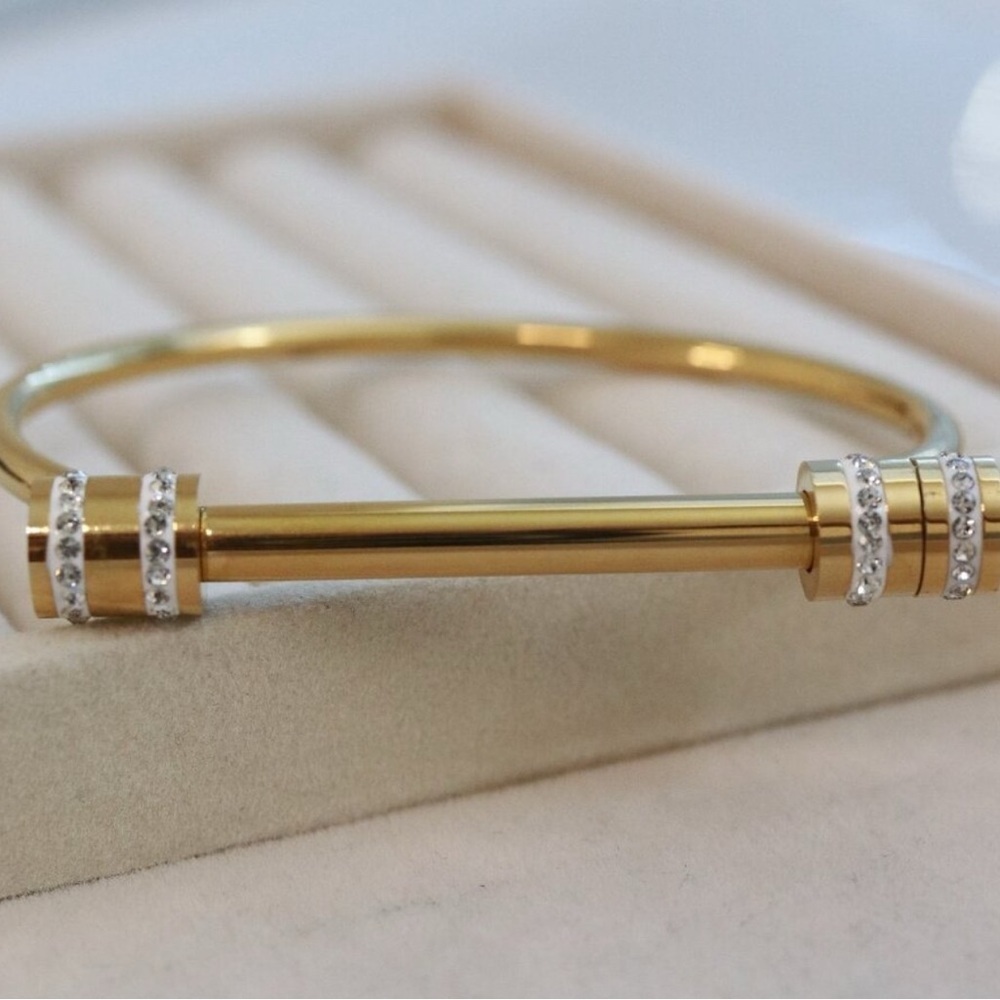 Elegant 18K Gold filled Horseshoe Bangle